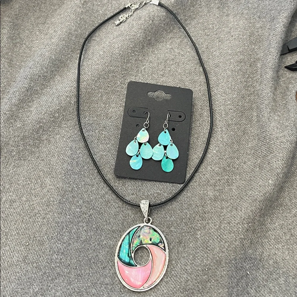 ๐ป3/$15 Silvertone Inlaid Shell Pendant with Shell Earring Set - Picture 2 of 7